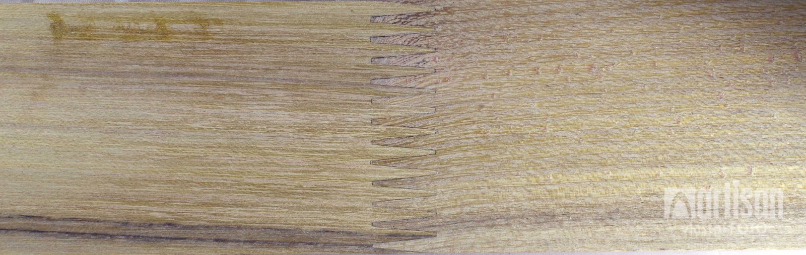 Podkladový dřevěný hranol z akátu - cinkový spoj